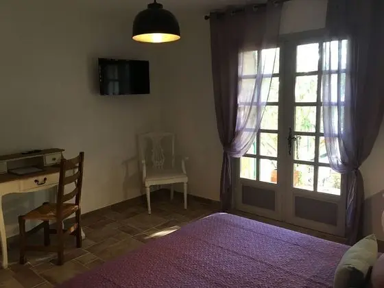 Superior Tek Büyük Yataklı Oda, Özel Banyo, Havuz Manzaralı