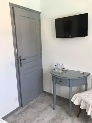 Comfort Double Room, 1 Queen Bed, Private Bathroom, Pool View (Chambre Money)