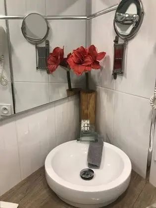 Comfort Double Room, 1 Queen Bed, Private Bathroom, Pool View (Chambre Money)