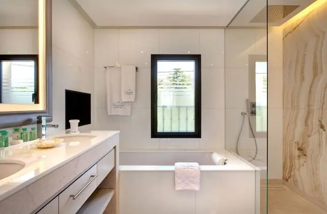 Junior Tek Büyük Yataklı Oda, Teras (Junior Suite Fleurs)