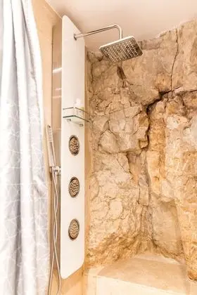Standard Tek Büyük Yataklı Oda, Banyolu/Duşlu (Chambre Roches)