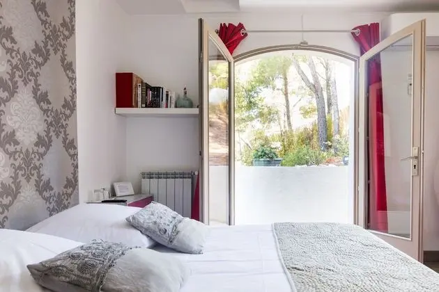 Tek Büyük Yataklı Oda, Banyolu/Duşlu, Bahçe Manzaralı (Chambre des pins)