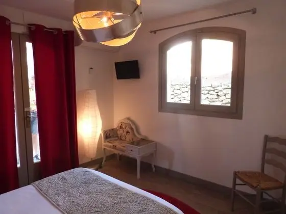 Tek Büyük Yataklı Oda, Banyolu/Duşlu, Bahçe Manzaralı (Chambre des pins)