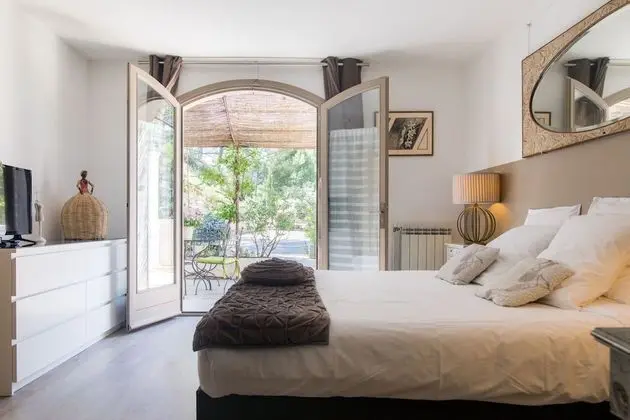 Tek Büyük Yataklı Oda, Banyolu/Duşlu, Bahçe Manzaralı (Chambre des pins)