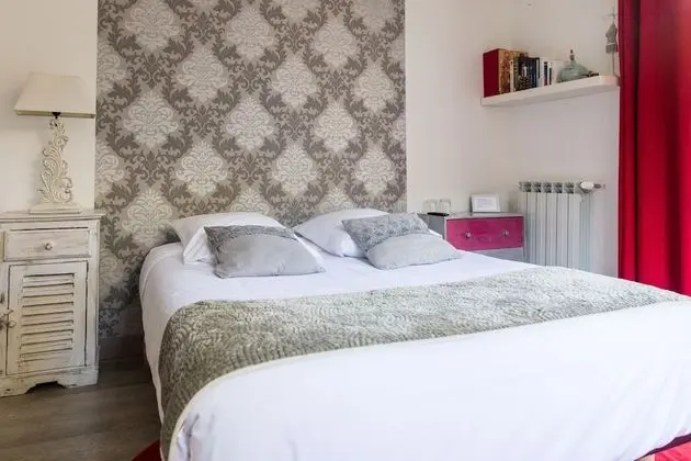 Tek Büyük Yataklı Oda, Banyolu/Duşlu, Bahçe Manzaralı (Chambre des pins)