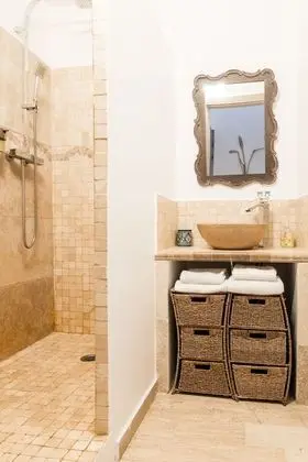Tek Büyük Yataklı Oda, Banyolu/Duşlu, Bahçe Manzaralı (Chambre des pins)
