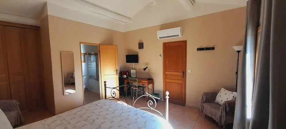 Standard Tek Büyük Yataklı Oda, Banyolu/Duşlu (Chambre Cigale)