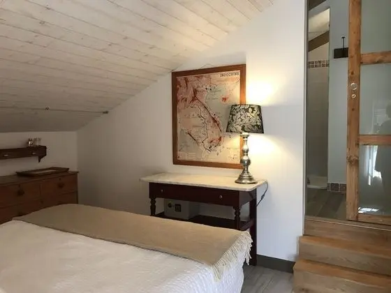 Tek Büyük Yataklı Oda, Üzüm Asması Manzaralı (Les Dentelles)