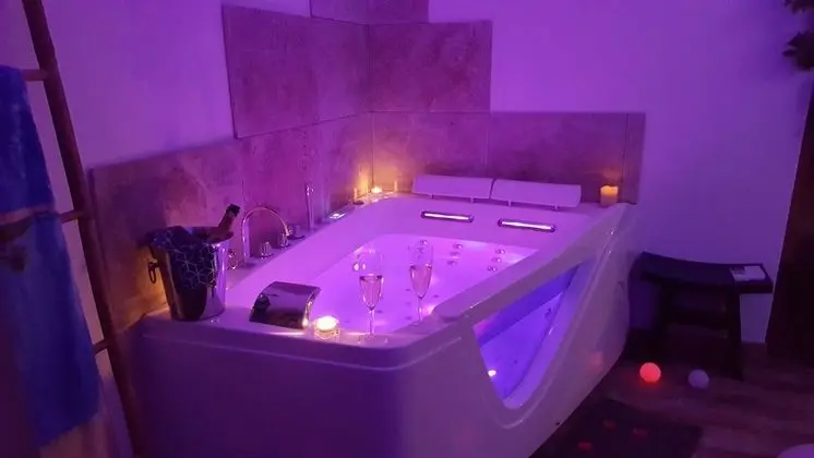 Romantic Süit, Sıcak Su Havuzu