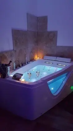 Romantic Süit, Sıcak Su Havuzu