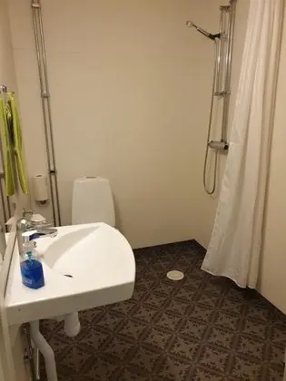 Üç Kişilik Oda, Ortak Banyo