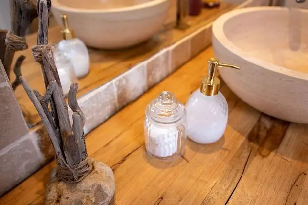 Comfort Tek Büyük Yataklı Oda, 1 Çift Kişilik Yatak, Sigara İçilmez, Deniz Manzaralı (Chambre Rose)