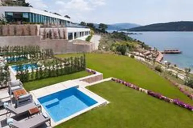 Family Villa with Garden Jacuzzi