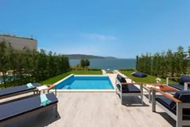 Family Villa with Garden Jacuzzi