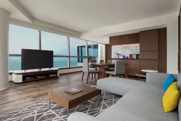 Suite, 1 King bed, Oceanfront view