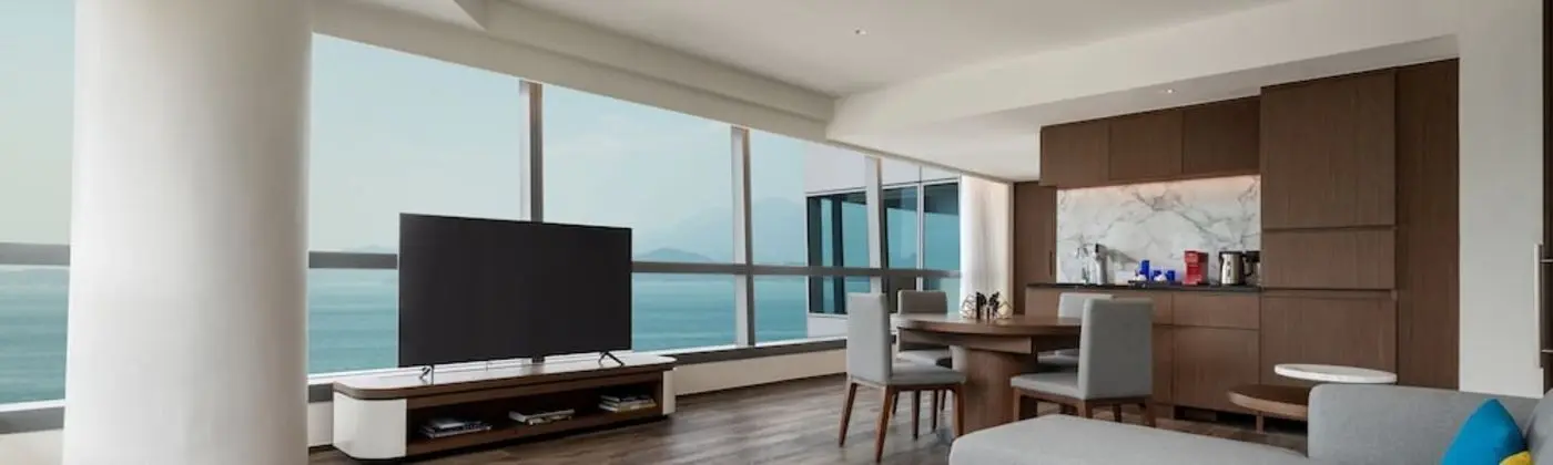 Suite, 1 King bed, Oceanfront view