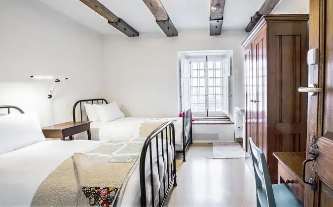 Oda, 2 Tek Kişilik Yatak, Ortak Banyo