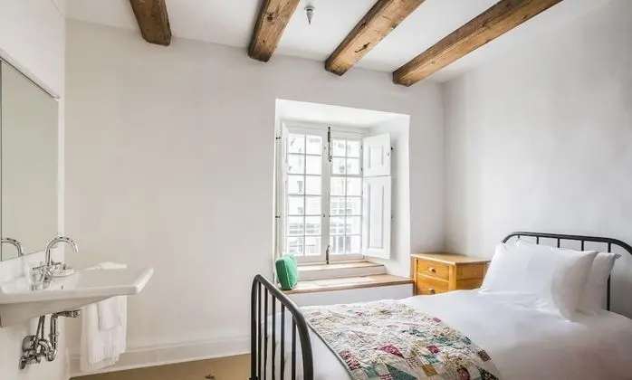 Oda, 2 Tek Kişilik Yatak, Ortak Banyo