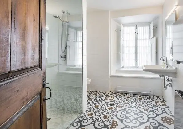 Oda, 2 Tek Kişilik Yatak, Ortak Banyo