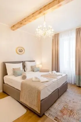 Premier Tek Büyük Yataklı Oda, Avlu Manzaralı