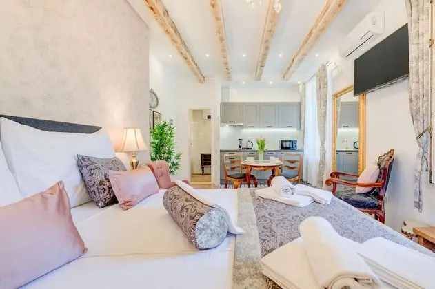 Royal Stüdyo, Bahçe Manzaralı