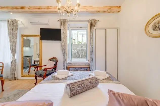 Royal Stüdyo, Bahçe Manzaralı