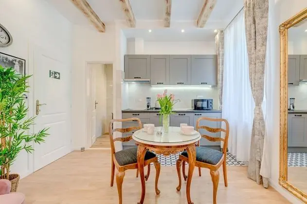 Royal Stüdyo, Bahçe Manzaralı