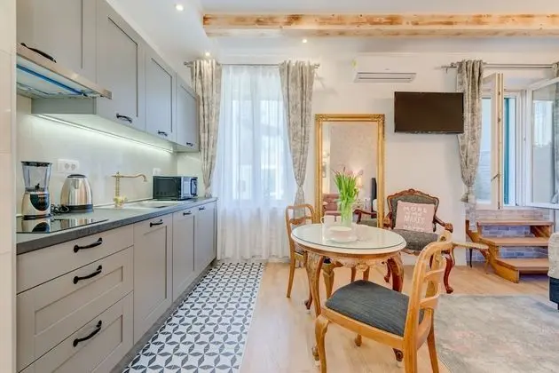 Royal Stüdyo, Bahçe Manzaralı