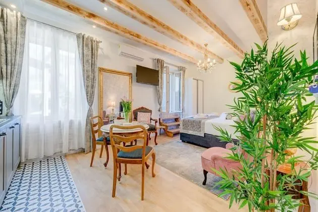 Royal Stüdyo, Bahçe Manzaralı