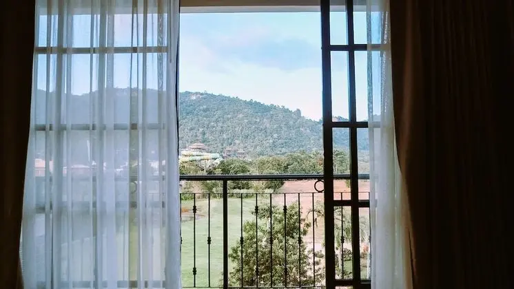 Deluxe Twin Mountain View