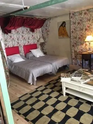 Tek Büyük veya İki Ayrı Yataklı Oda, Sigara İçilmez (La Jeune Fille A La Perle)