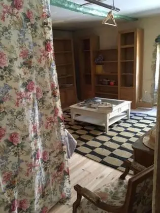Tek Büyük veya İki Ayrı Yataklı Oda, Sigara İçilmez (La Jeune Fille A La Perle)