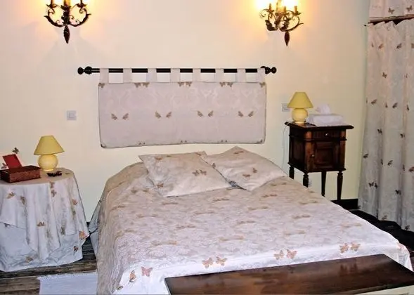 Üç Kişilik Oda (Papillons)