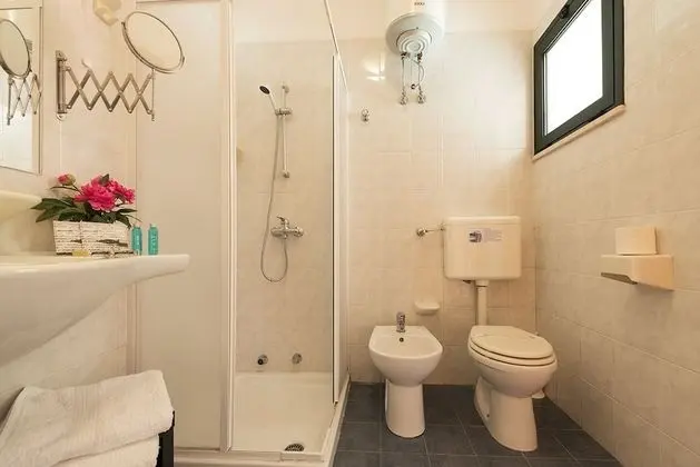 Üç Kişilik Oda
