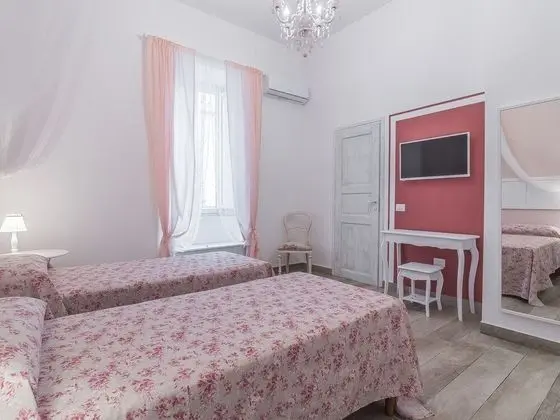 Comfort Tek Büyük veya İki Ayrı Yataklı Oda, Banyolu/Duşlu (Nennella)