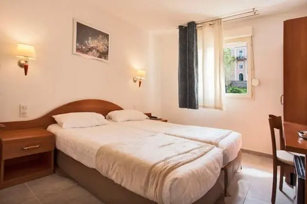 Chambre avec lits jumeaux, vue rue