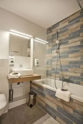 Chambre avec lits jumeaux, vue rue
