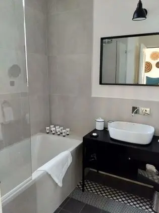 Superior Tek Büyük veya İki Ayrı Yataklı Oda, Kısmi Deniz Manzaralı (Poternes)