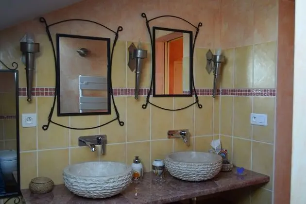 Üç Kişilik Oda (La Marocaine)