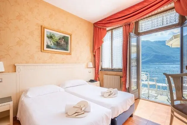 Tek Büyük veya İki Ayrı Yataklı Oda, Balkon, Göl Manzaralı