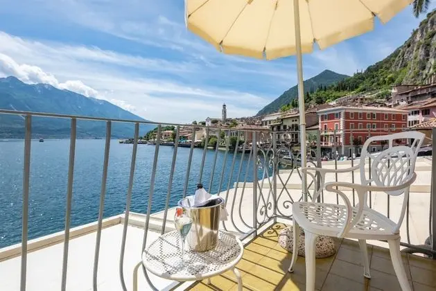 Tek Büyük veya İki Ayrı Yataklı Oda, Balkon, Göl Manzaralı