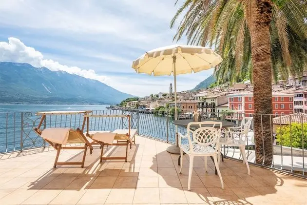 Tek Büyük veya İki Ayrı Yataklı Oda, Balkon, Göl Manzaralı