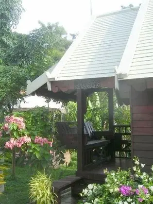 Poolside Bungalow (Single Croco)