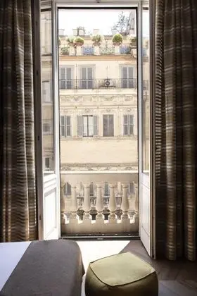 Deluxe Tek Büyük Yataklı Oda (Gold)