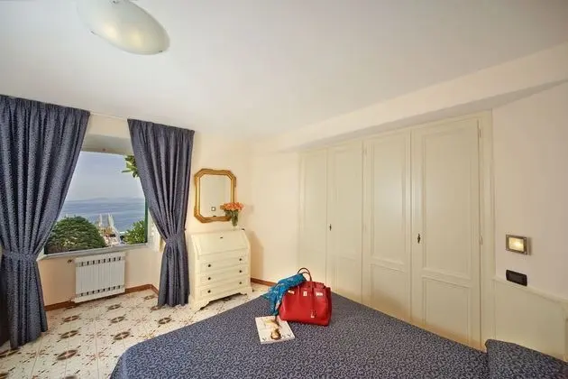 Classic Tek Büyük veya İki Ayrı Yataklı Oda, Kısmi Deniz Manzaralı