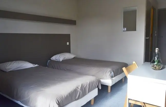 Tek Büyük veya İki Ayrı Yataklı Oda, Havuz Manzaralı