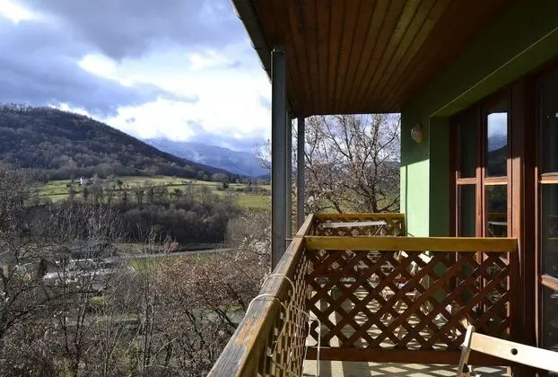 Tek Büyük veya İki Ayrı Yataklı Oda, Havuz Manzaralı