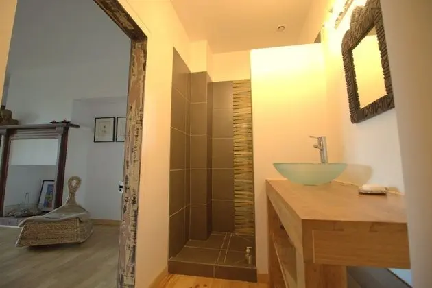 Tek Büyük Yataklı Oda (Ici et Ailleurs)