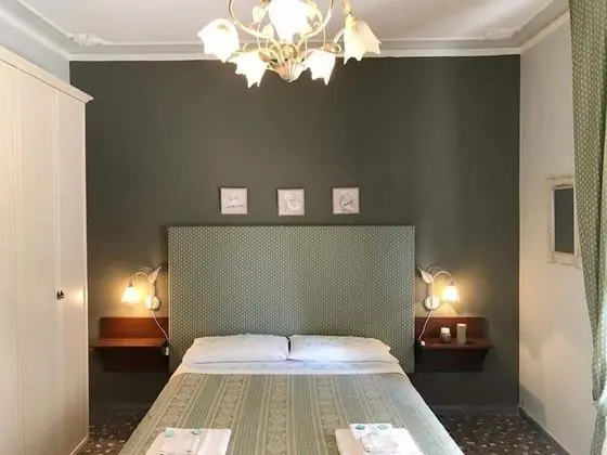 Tek Büyük Yataklı Oda (Private External Bathroom)