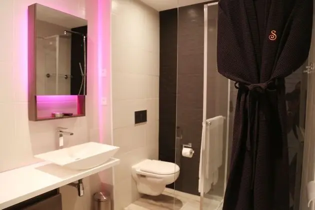 Superior Tek Büyük Yataklı Oda, Engellilere Uygun, Banyolu/Duşlu